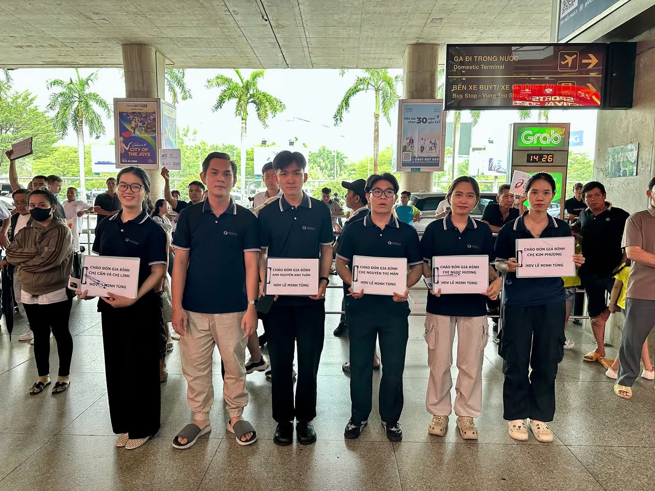 Nhân viên Vietking Travel đón quý khách tại sân bay