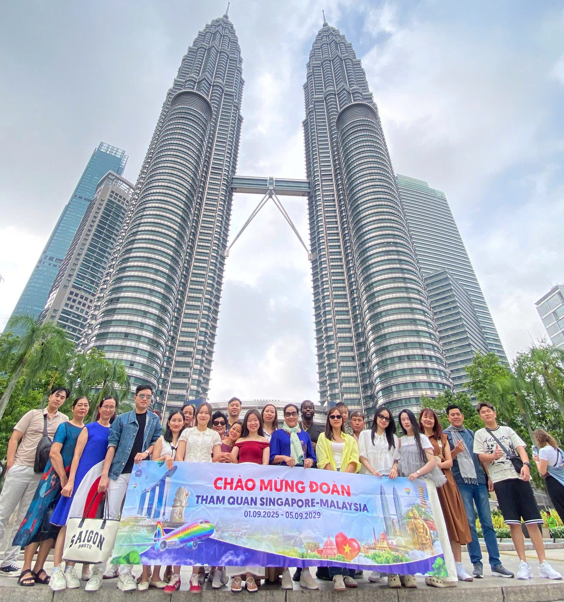 Tòa tháp đôi Petronax